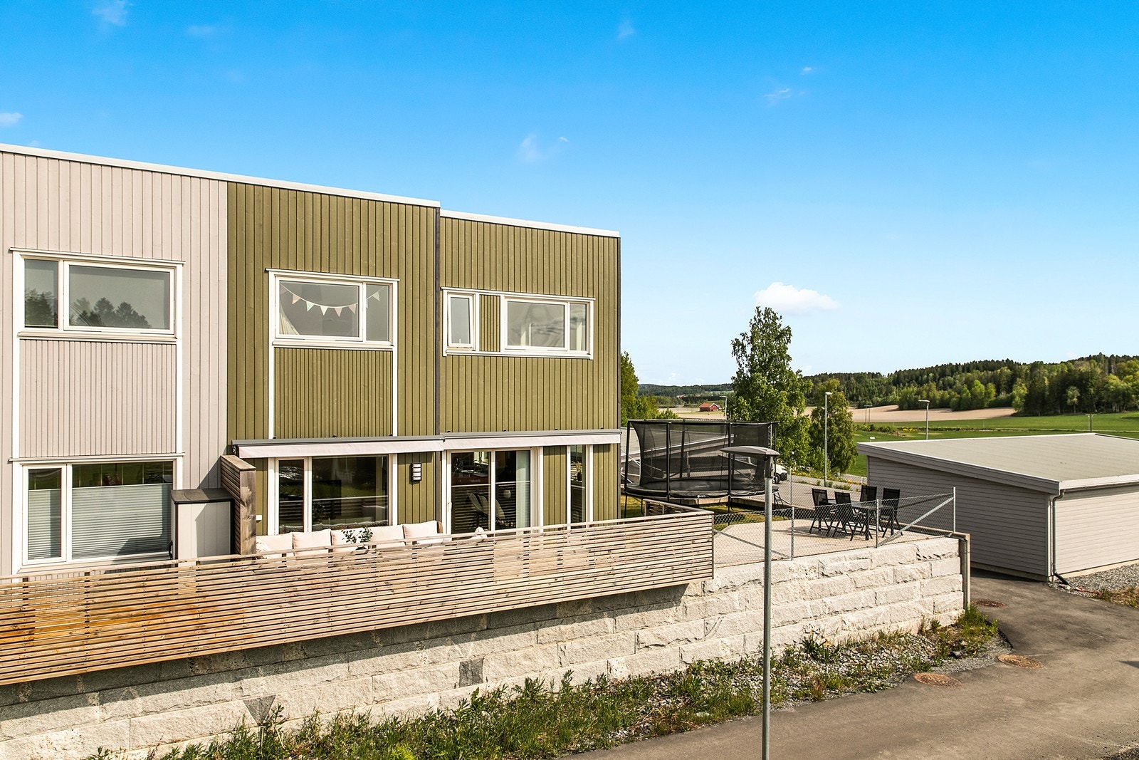 Enderekkehus med fine uteplasser/hage Galleribilde