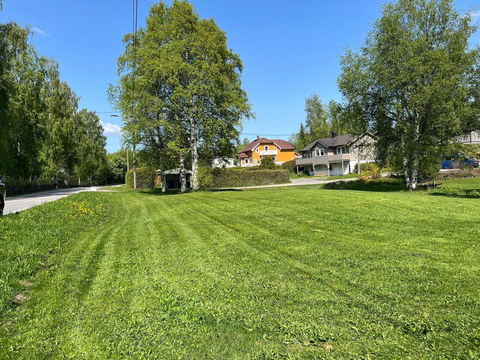 Sommerbilde - Meget sentralt beliggenhet. Ca fem min. gange til Kiwi-butikken, og fem min. gang til stasjonen! Galleribilde
