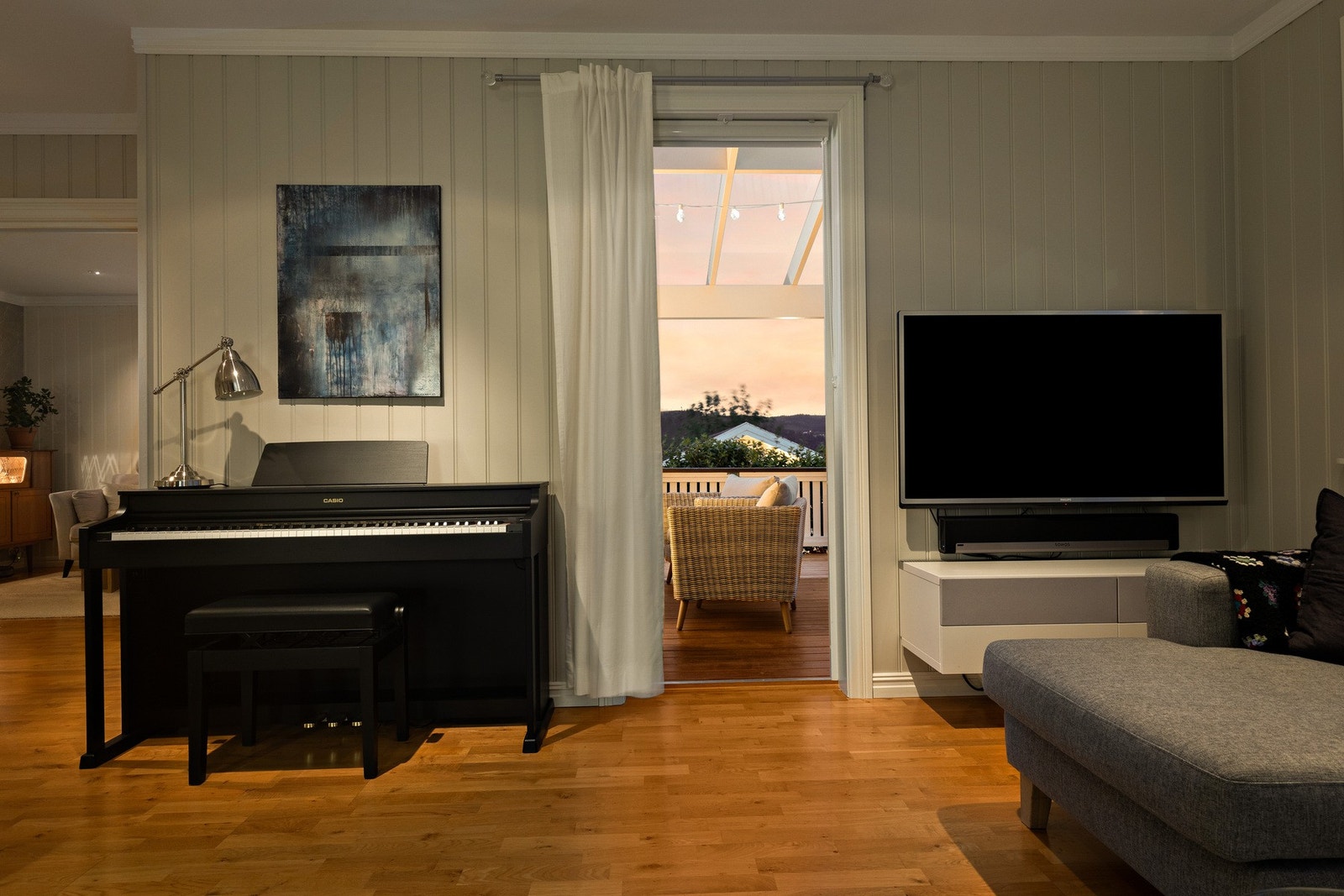 Fra stua har du utgang til overbygd terrasse Galleribilde