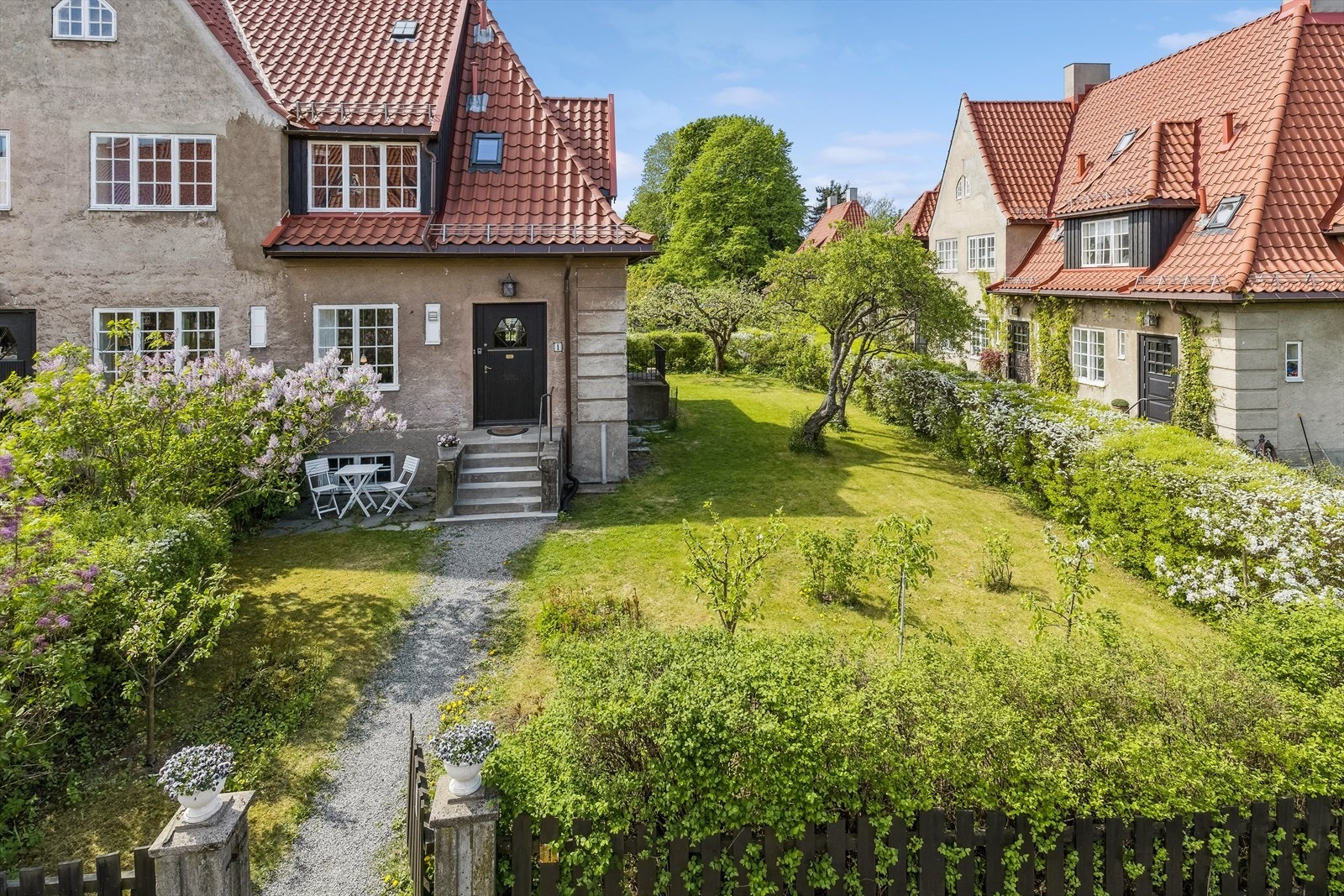 Enderekkehus over 3 plan pluss loft med fantastisk intern beliggenhet i Ullevål Hageby. Galleribilde