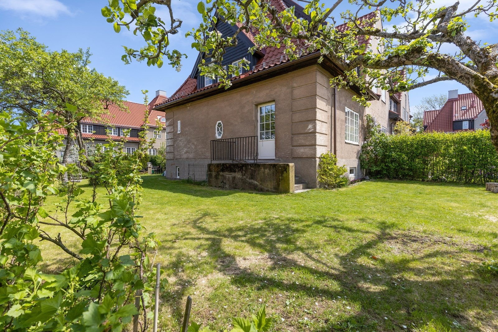 Hagen gjør boligen unik og den skiller seg ut fra de fleste i havebyen. Drenering utført i 2016. Galleribilde