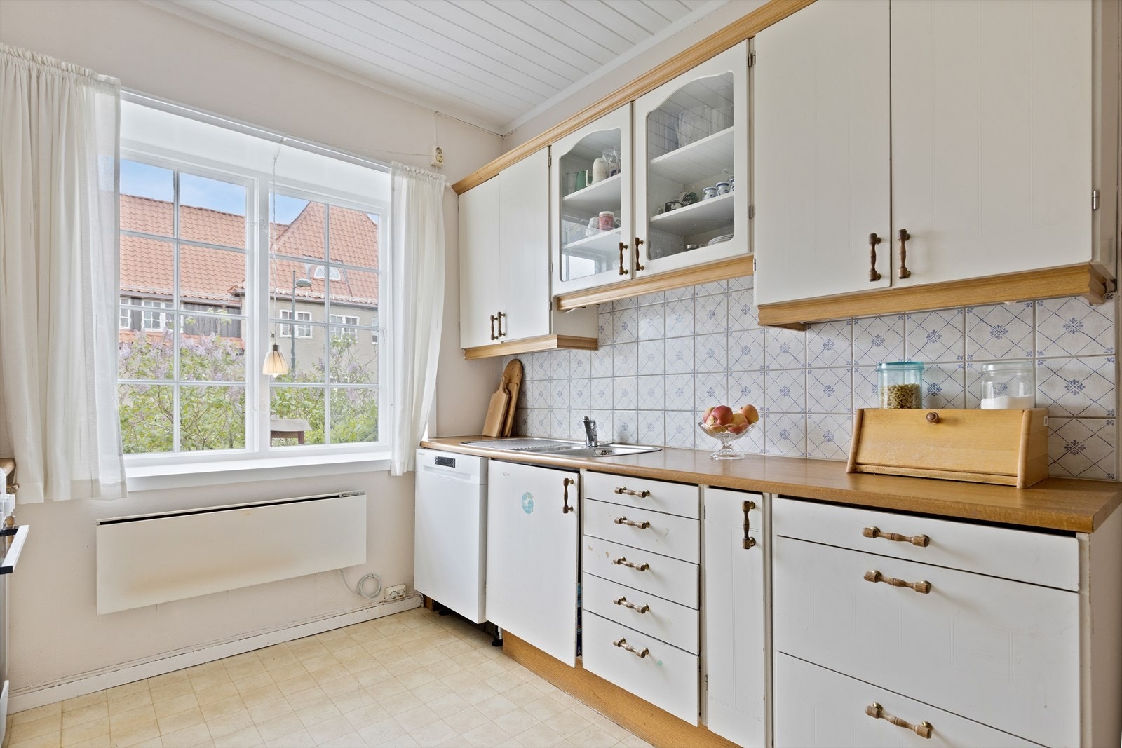 Eldre kjøkken med mye skap og benkeplass. Galleribilde