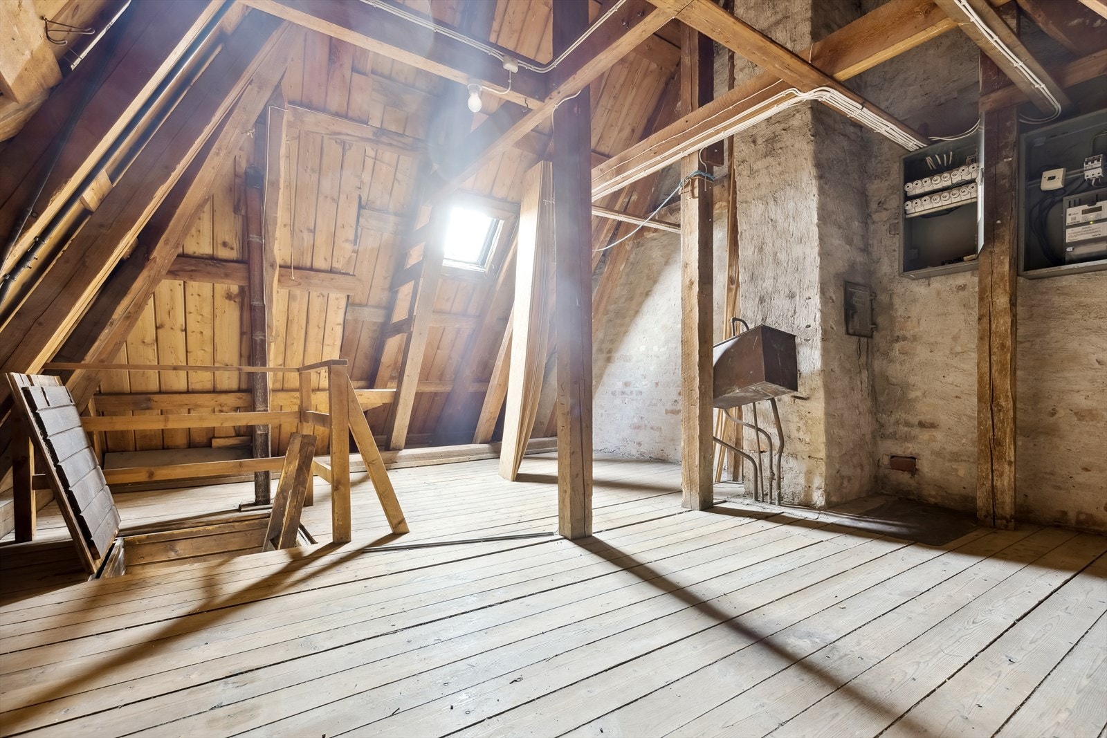 Loftet er ikke innredet og har potensiale. Det er oppmålt til 25 m². Galleribilde