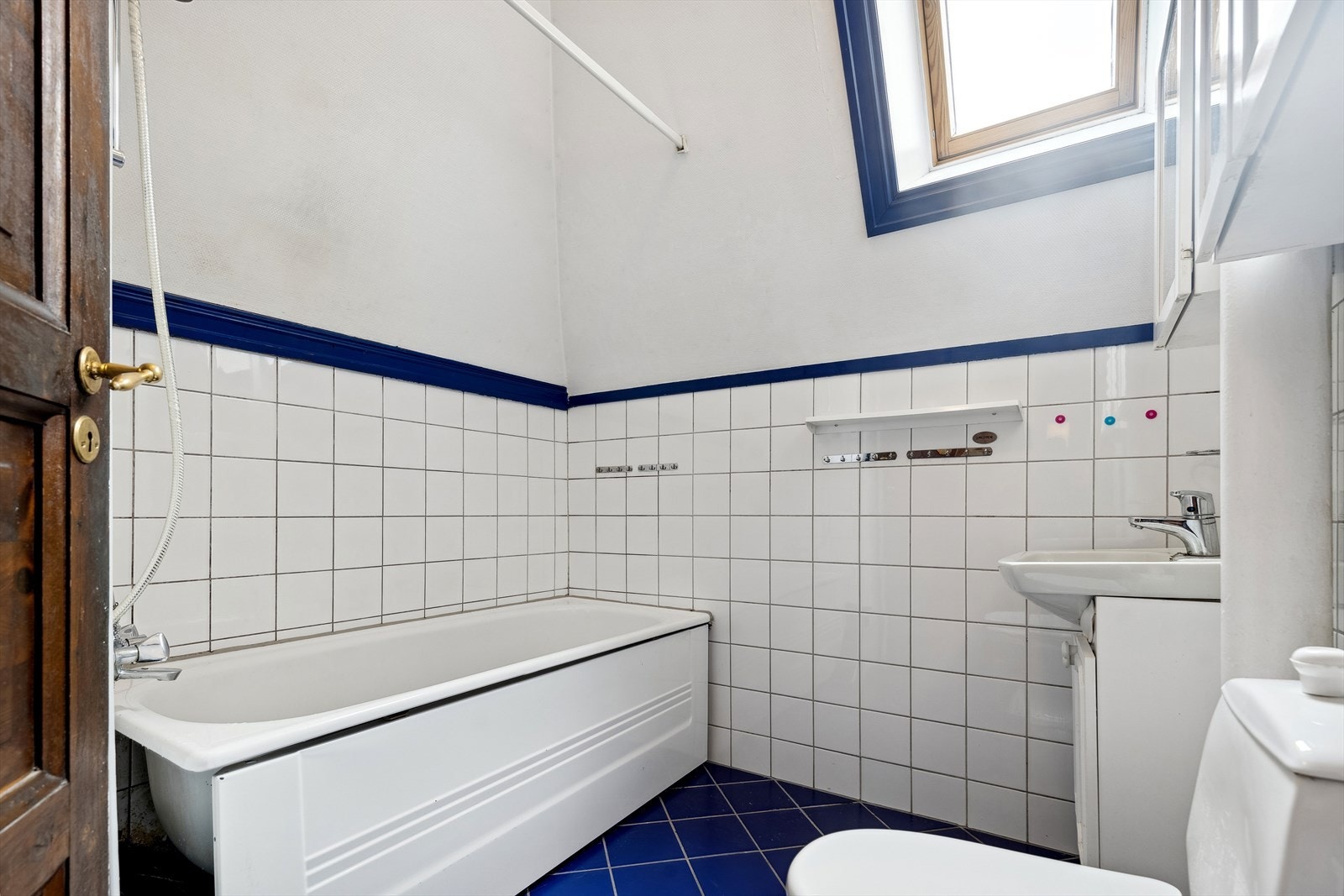 Baderommet ble totalrenovert i 1994, med montering av membran, fliser og varmekabler. Galleribilde