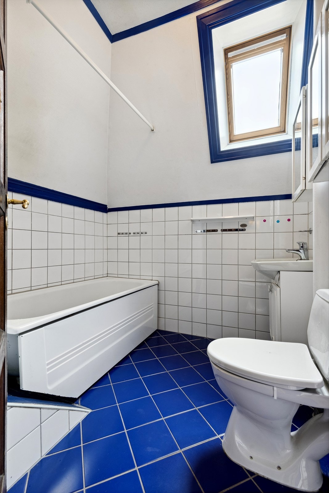Det er varmakabler i gulv. I forbindelse med takomlegging i 2009 ble det satt inn nytt Velux vindu. Galleribilde