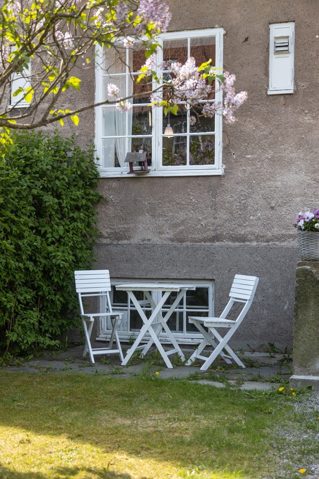 Boligen har originale detaljer og flere hyggelige uteområder. Galleribilde