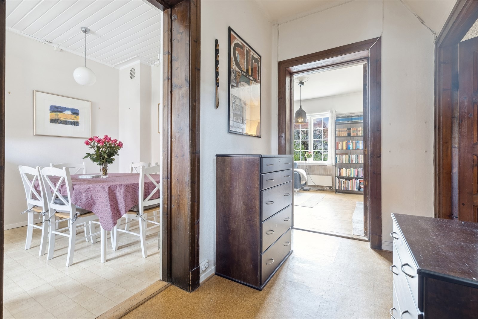Fra gangen i 1 etasje er det adkomst til kjøkken og stue, samt trapp som tar deg både opp i 2 etasje og ned i kjelleren. Galleribilde