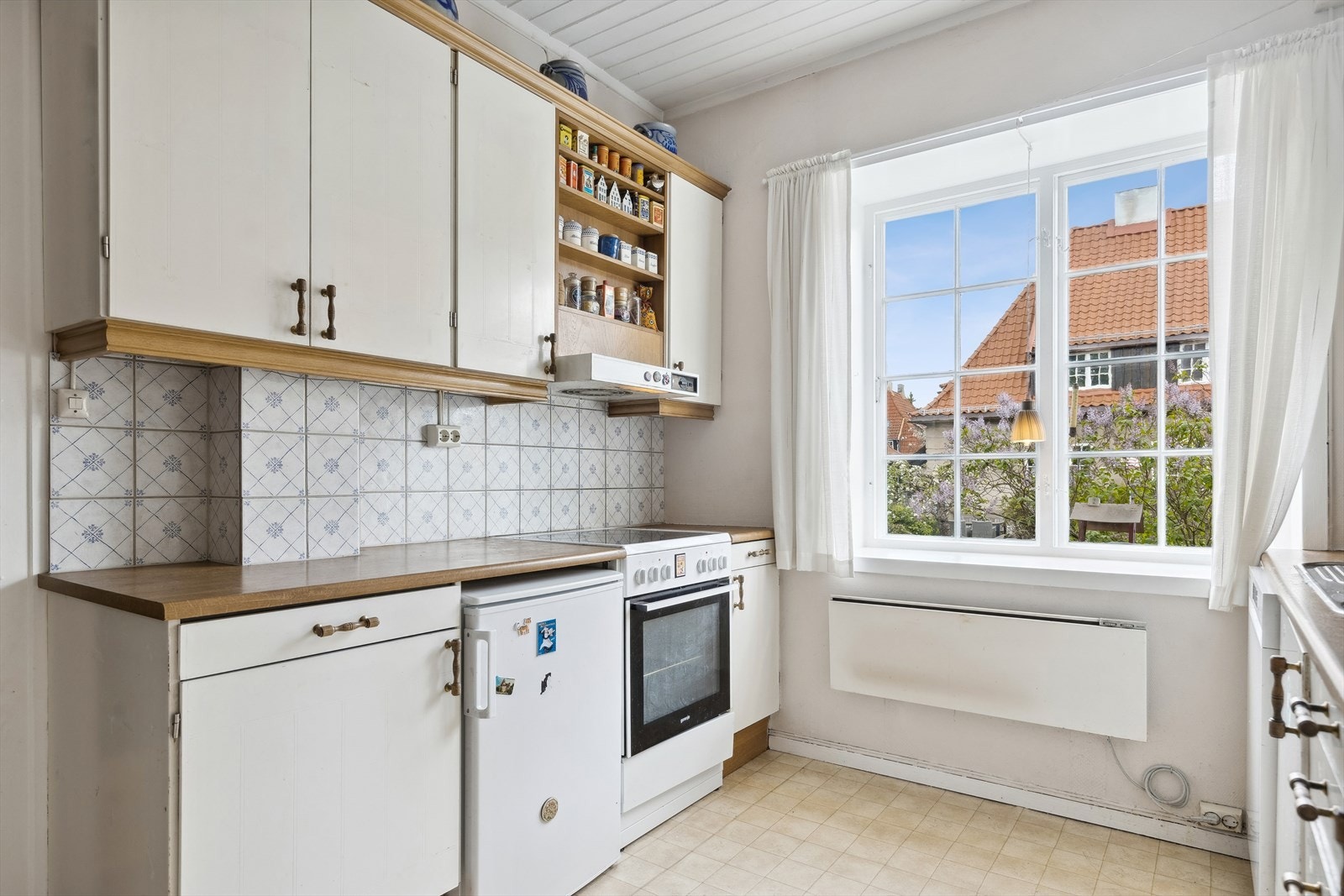 Gjennomgående for boligen er store vinduflater som skaper en svært god romfølelse. Galleribilde
