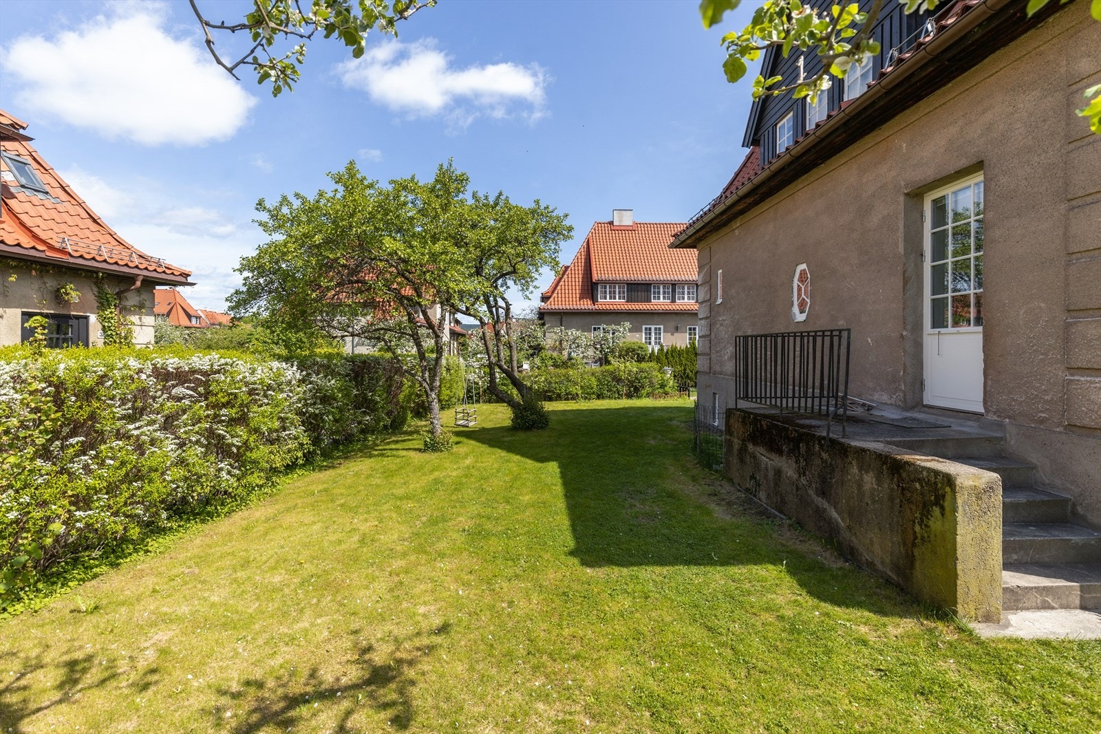 Hagen skiller seg ut fra de fleste i hagebyen på grunn av den generøse størrelsen. Galleribilde