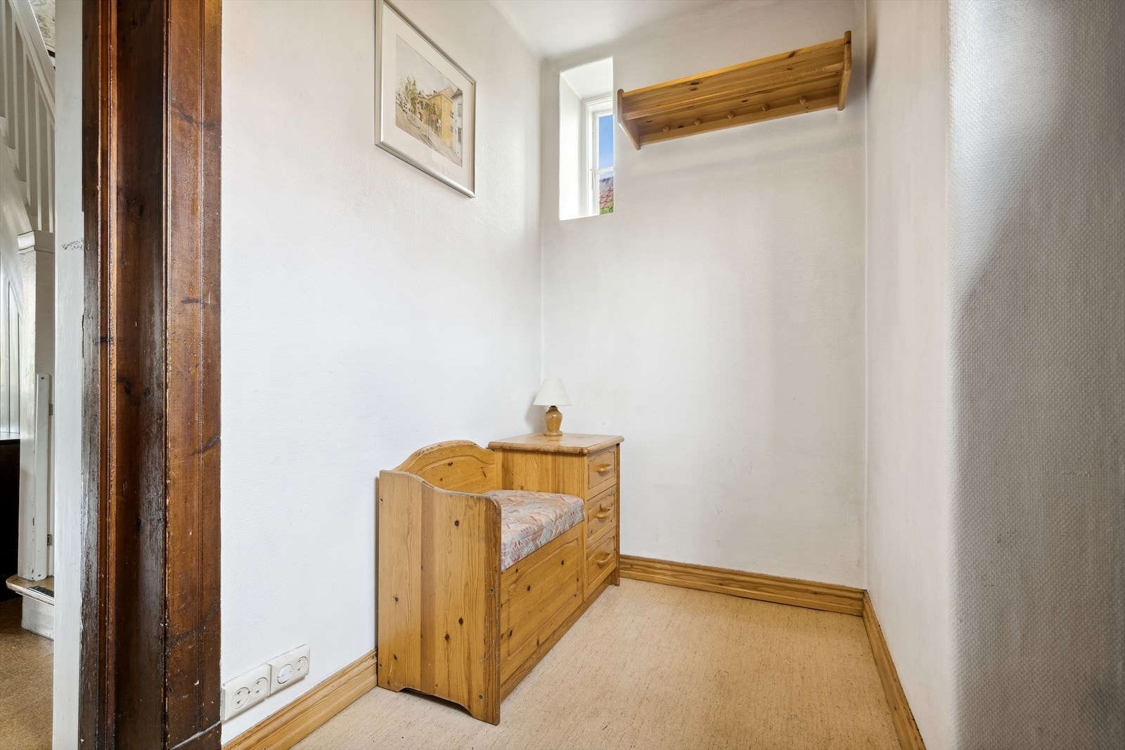 Det første som møter deg inne i boligen er entré med plass til å henge fra seg yttertøy og sko. Galleribilde
