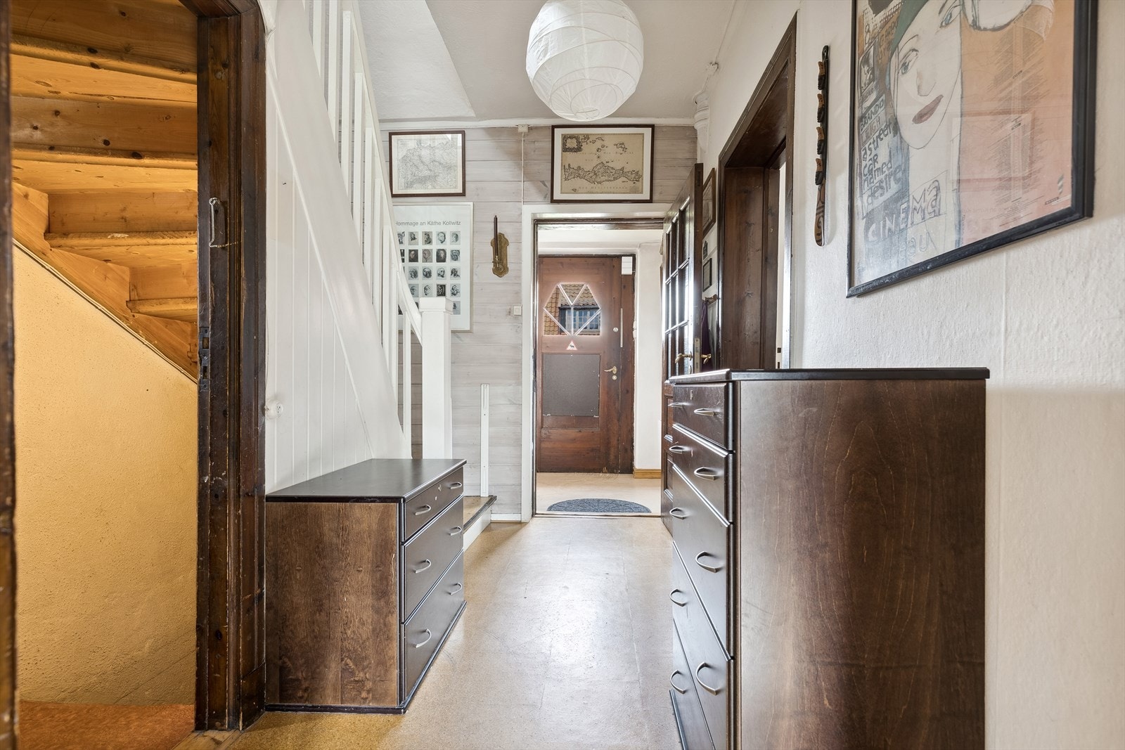Fra gangen i 1 etasje går du ned til kjelleren. Galleribilde