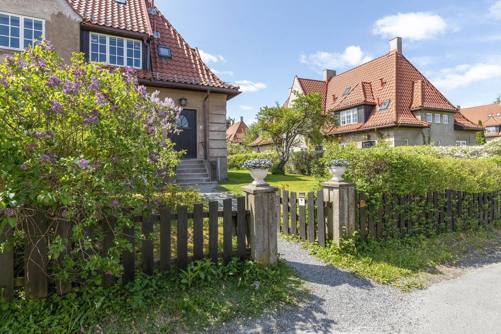 For å komme til eiendommen går du gjennom porten. Galleribilde