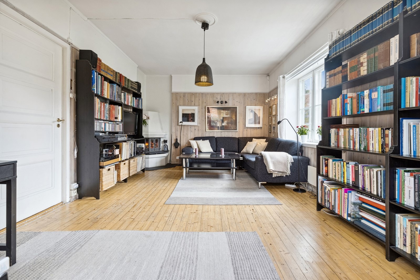 Rommets utforming gjør det enkelt å møblere. Det er plass til både sofagruppe og spisestue. Galleribilde