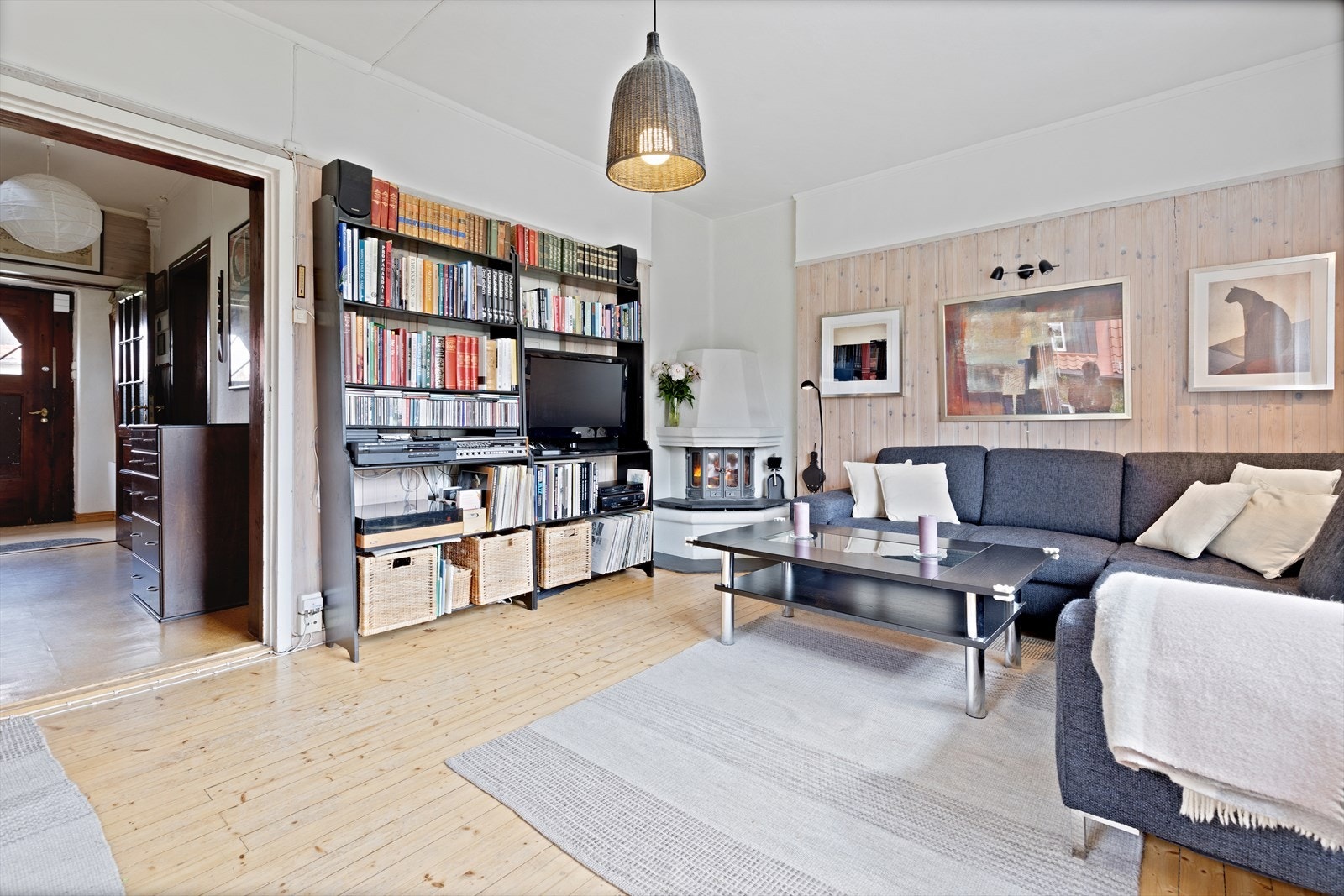 Det er originale tregulv og panel på vegger, samt ildsted som gir god varme på vinterhalvåret. Galleribilde