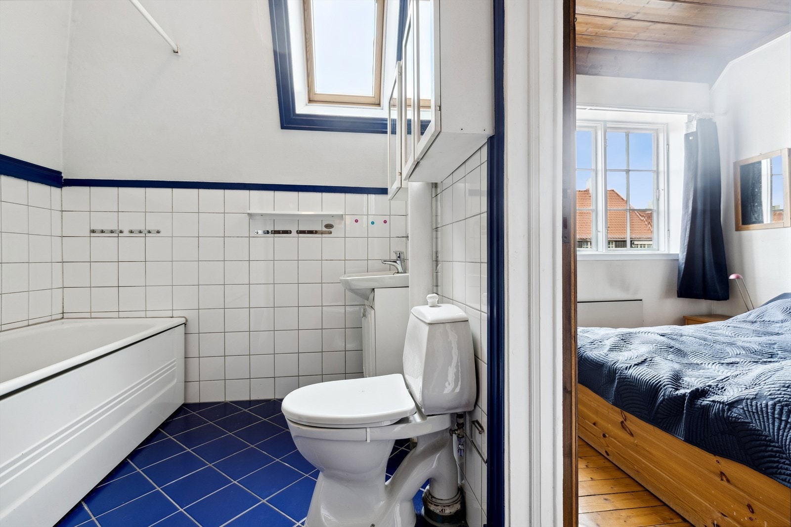 Det er adkomst til baderom fra hovedsoverom og gang. Galleribilde