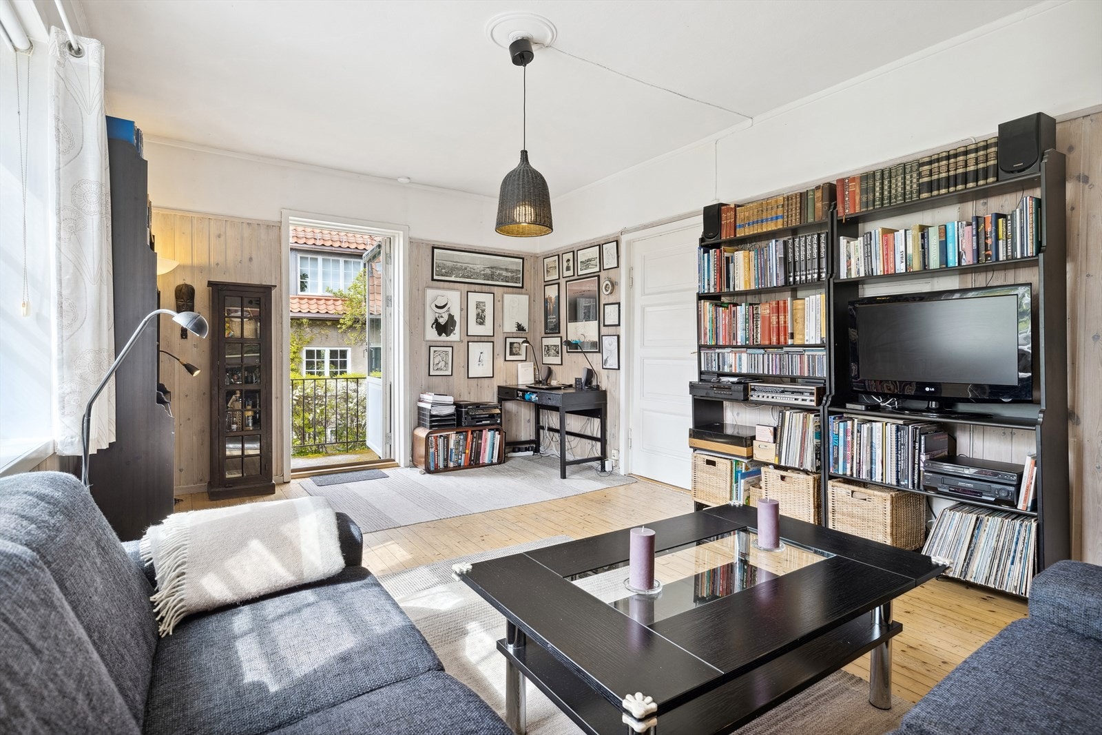 Fra stuen er det direkte utgang til hagen. Galleribilde