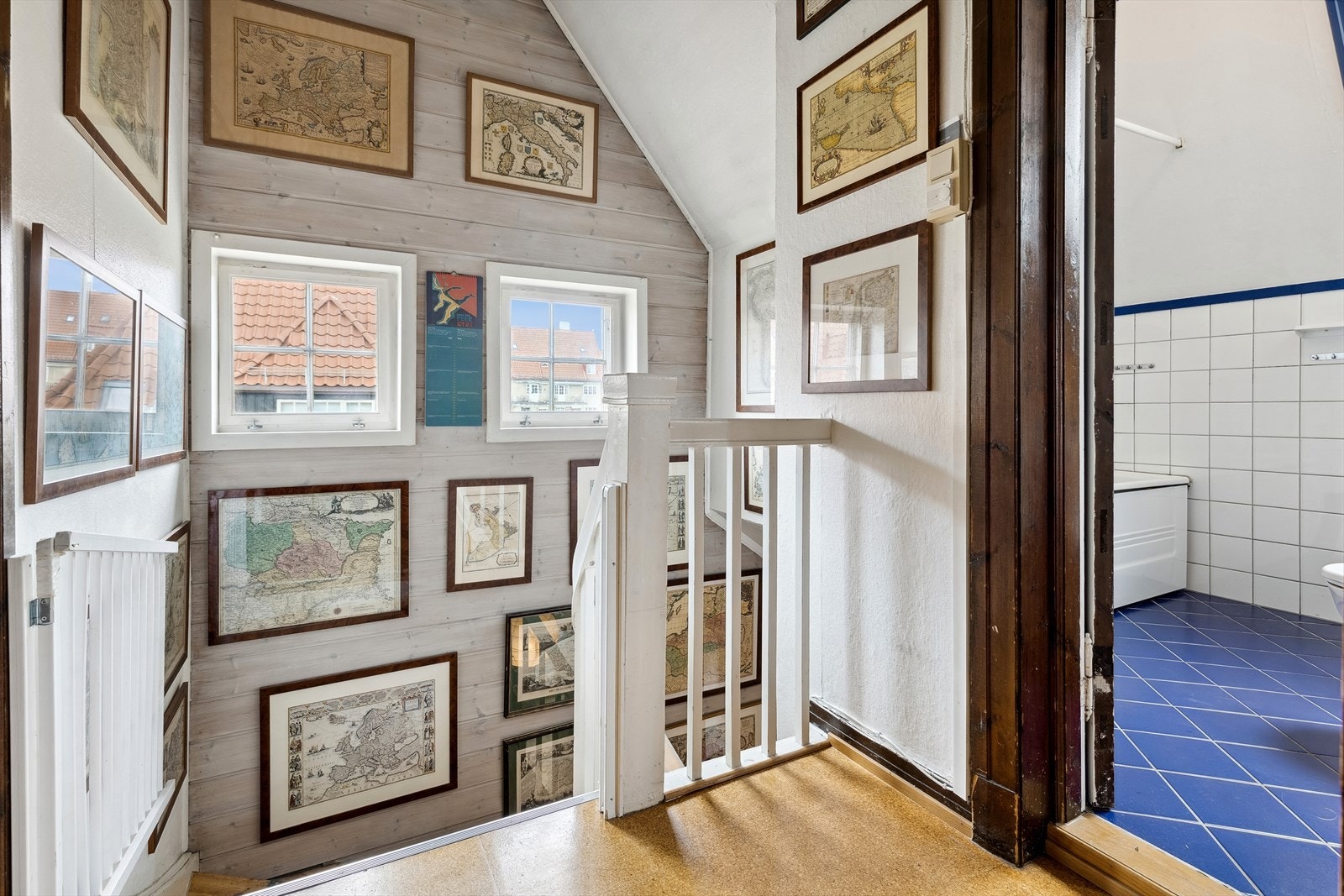 Du blir møtt av en gang med adkomst til kontor, baderom og soverom oppe. Galleribilde