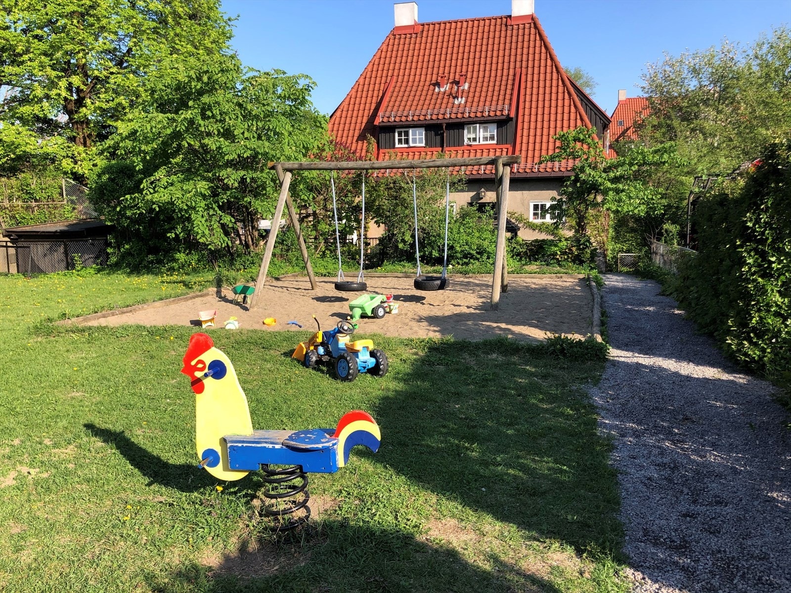 I gangavstand fra boligen er det lekeplass for barna. Galleribilde
