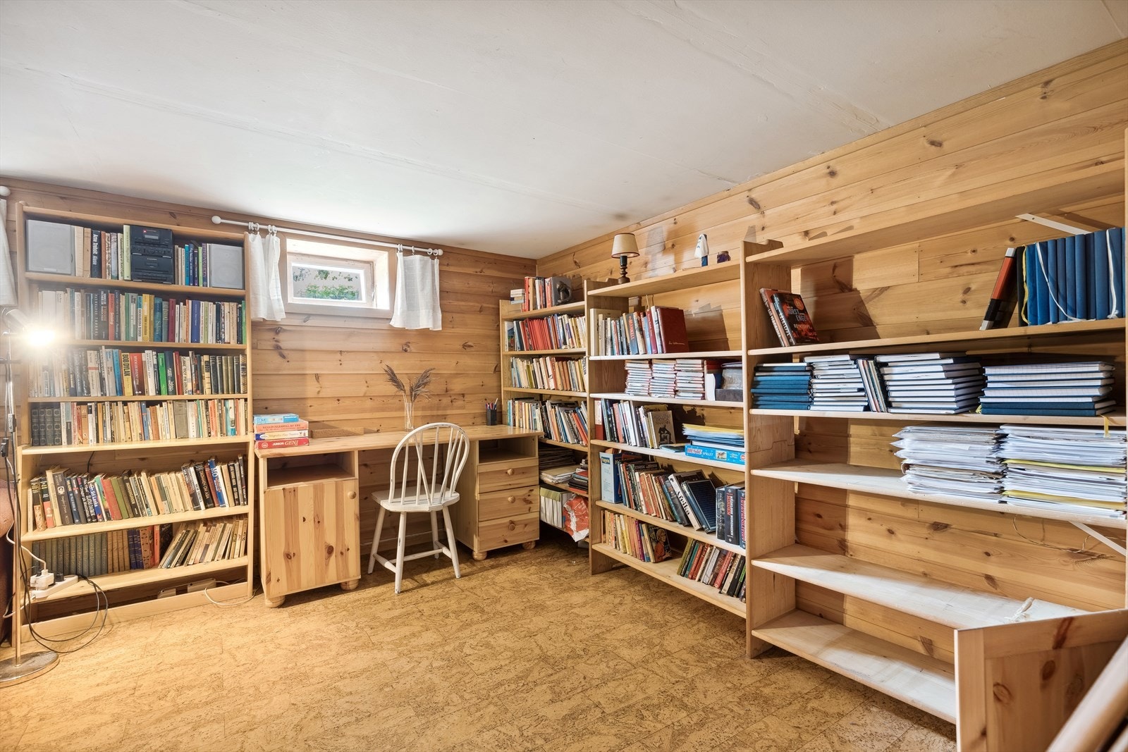 Selger har tidligere disponert rommet som en kjellerstue, ihht. godkjente bygningstegninger for kjelleren er rommet opprinnelig kul-/vedrom og rullerom. Galleribilde