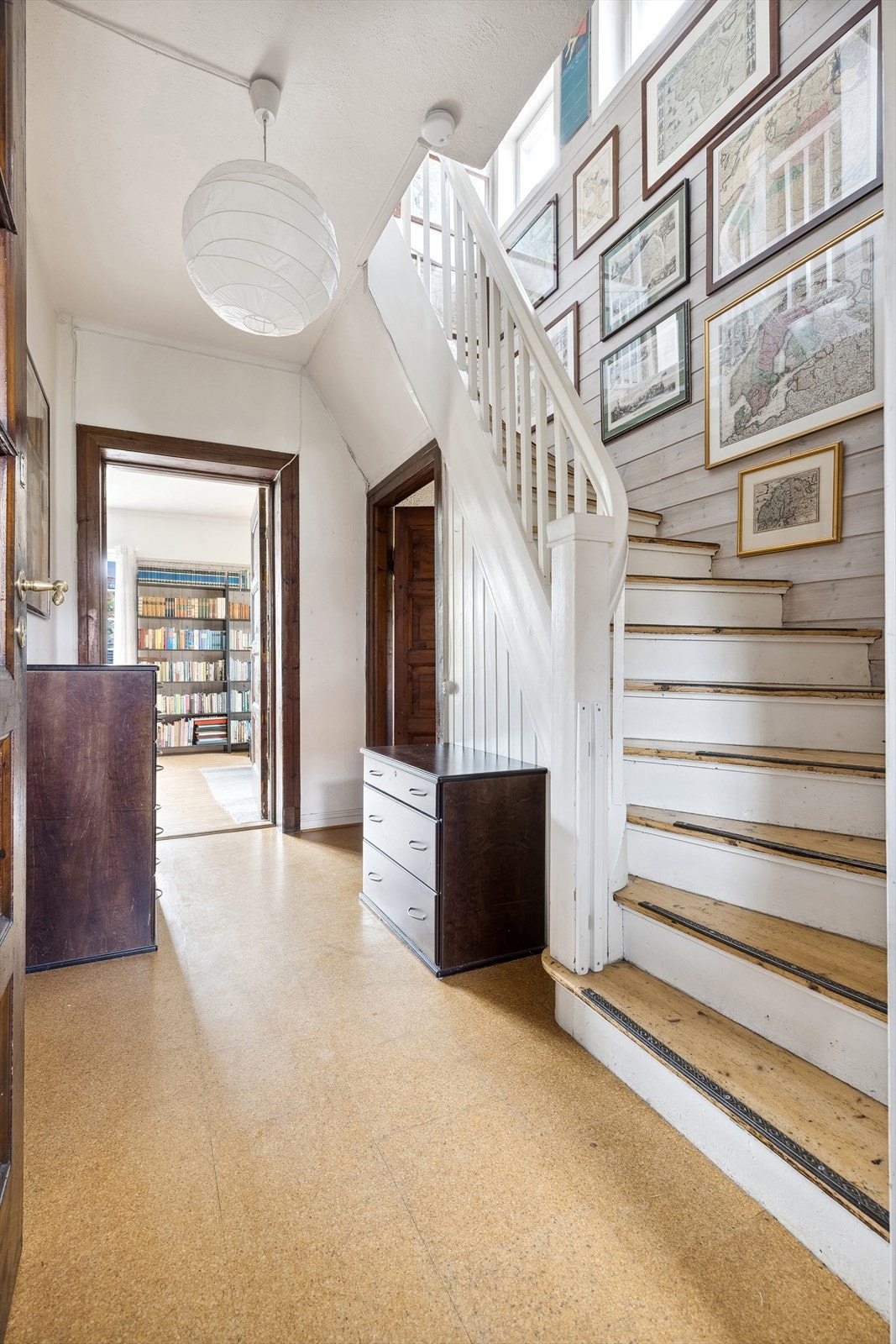 Fra gangen går du opp i 2 etasje. Galleribilde