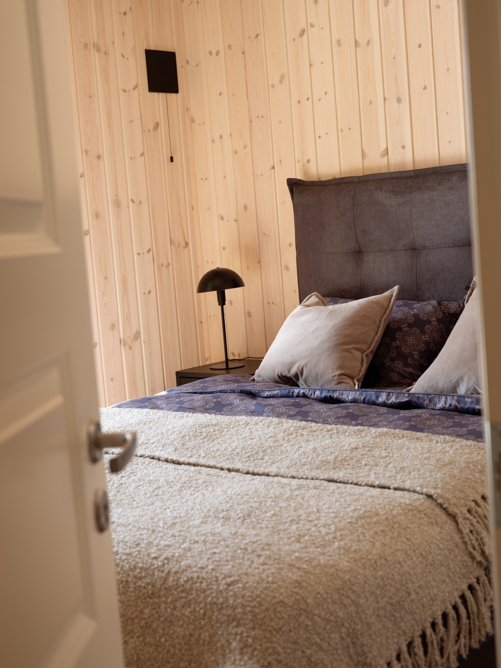 Hytta har 3 soverom i tillegg til hems. Galleribilde