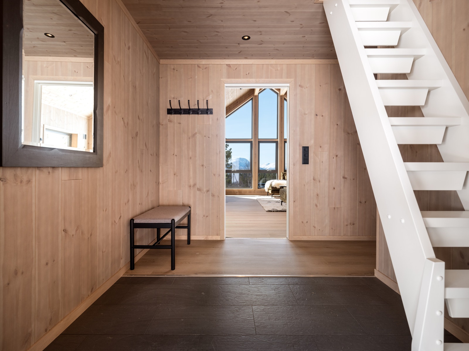 Fra gangen er det oppgang til hems og inngang til vaskerom. Galleribilde