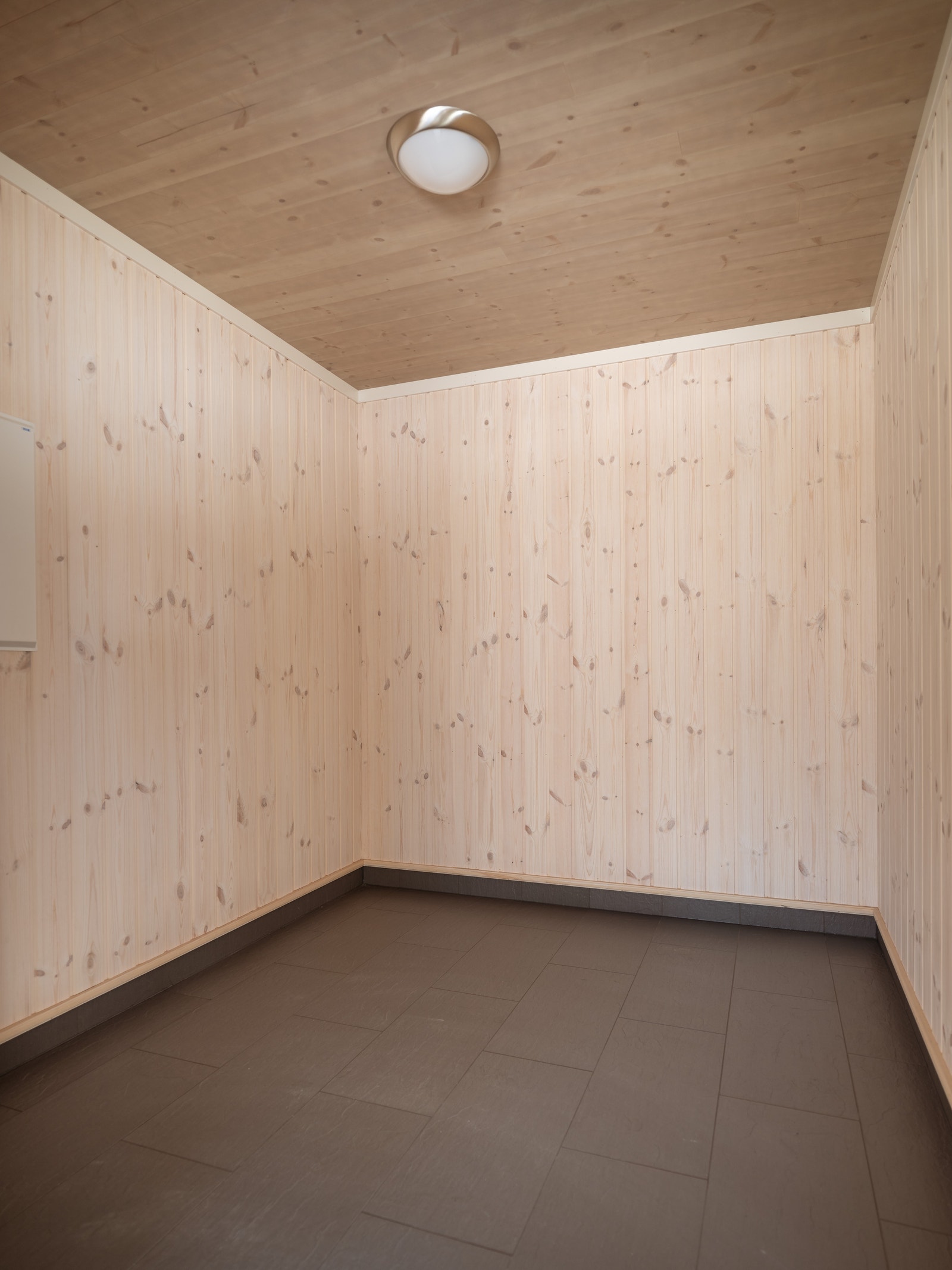 Flislagt sportsbod med varmekabler i gulv. Galleribilde