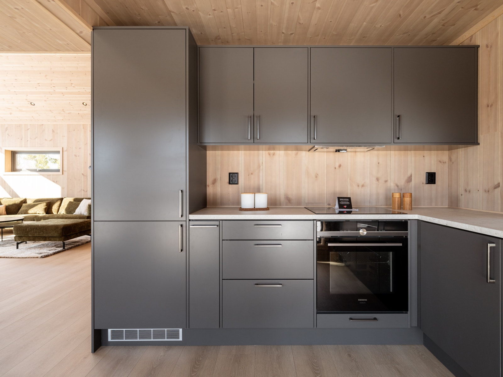 Komplett kjøkken med Siemens hvitevarer. Galleribilde