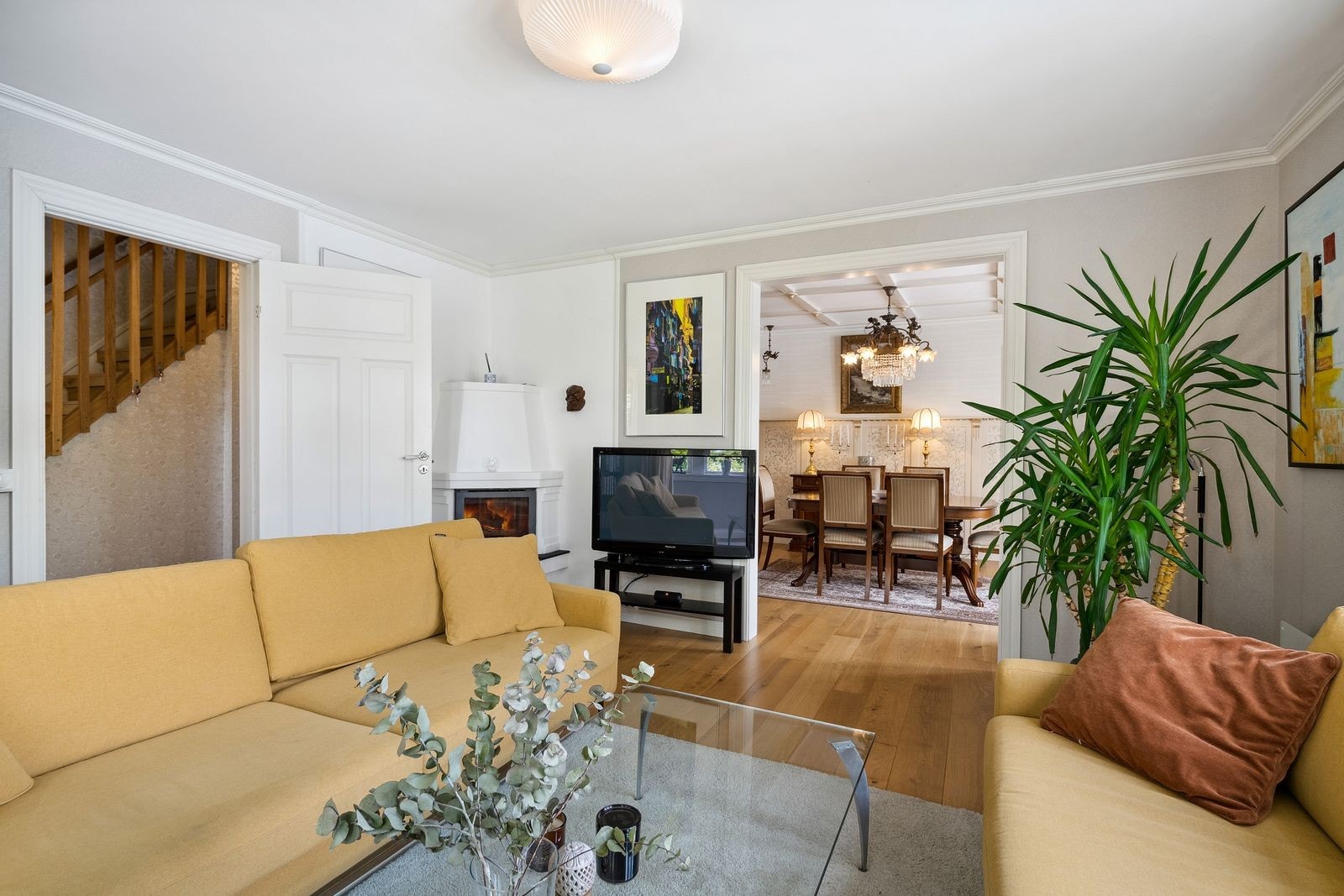 Her har vi kommet inn i hovedstuen som er klassisk innredet med sofagruppe og peis. Galleribilde