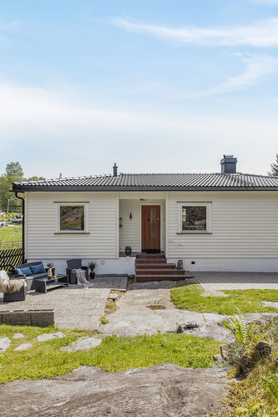 Boligen har usjenerte, solrike uteområder. Galleribilde