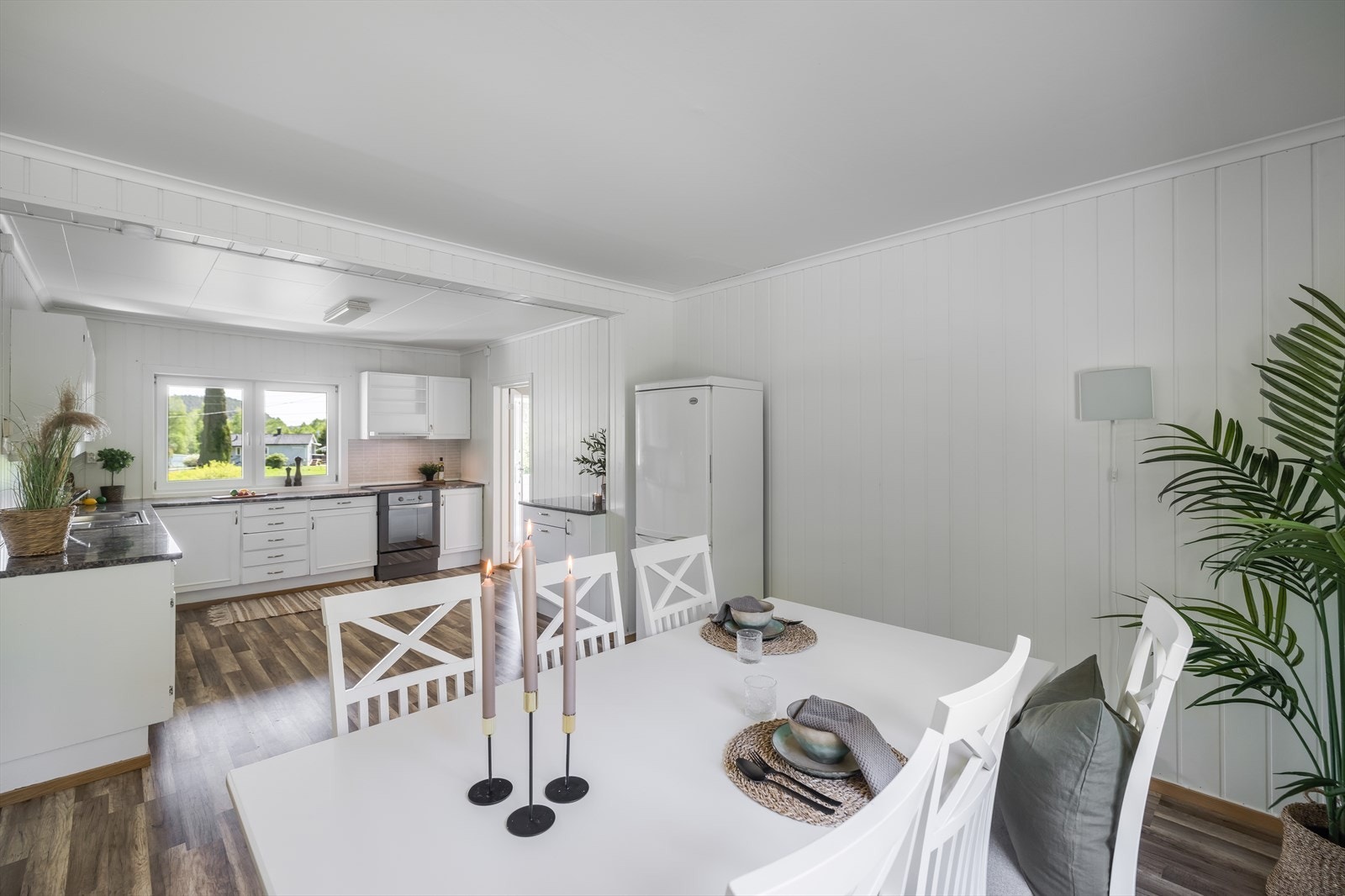 Flott kjøkken/allrom med romslig spiseplass. Galleribilde