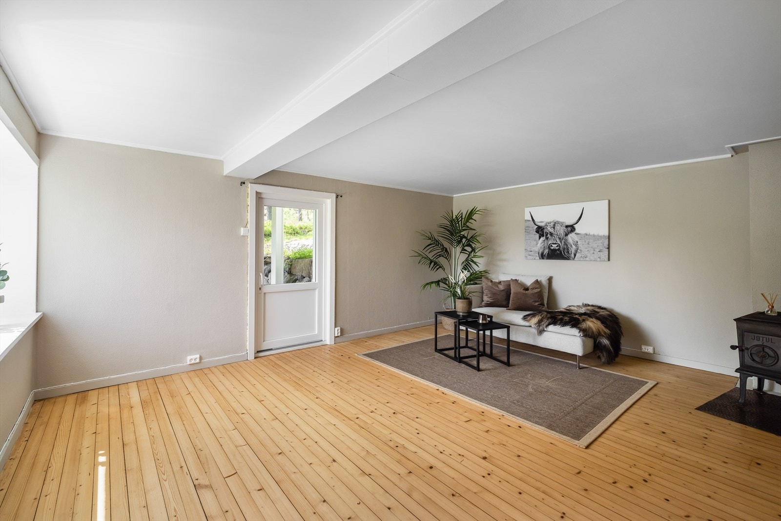 Trivelig kjellerstue med vedovn og egen utgang mot sørvest. Galleribilde