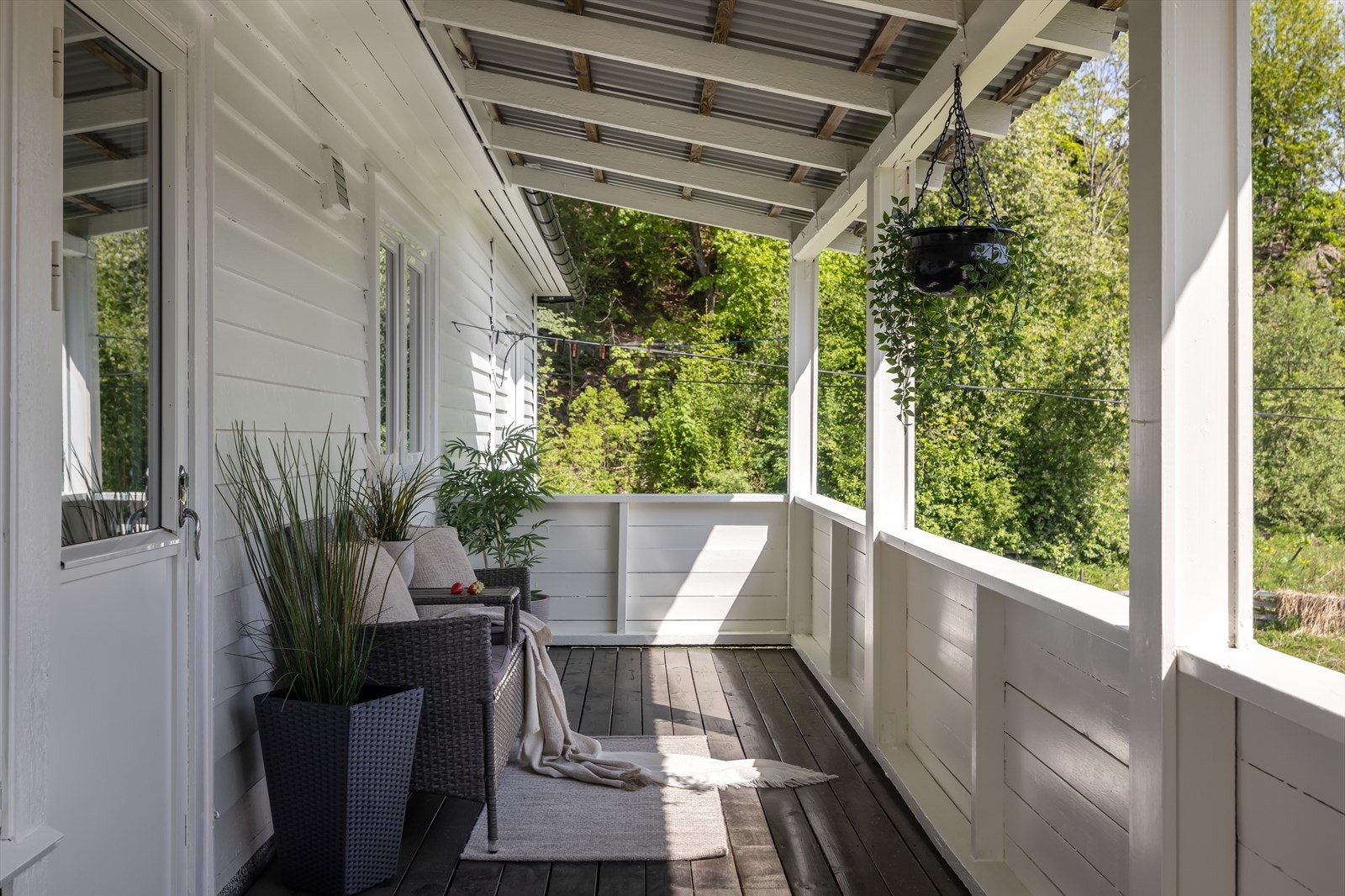 Det er utgang til stor, overbygget veranda med landlig og idyllisk utsikt. Galleribilde