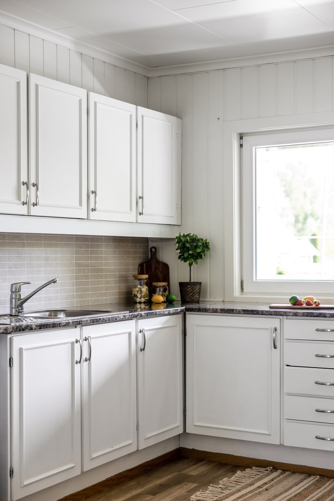 Det er god skap og benkeplass. Galleribilde