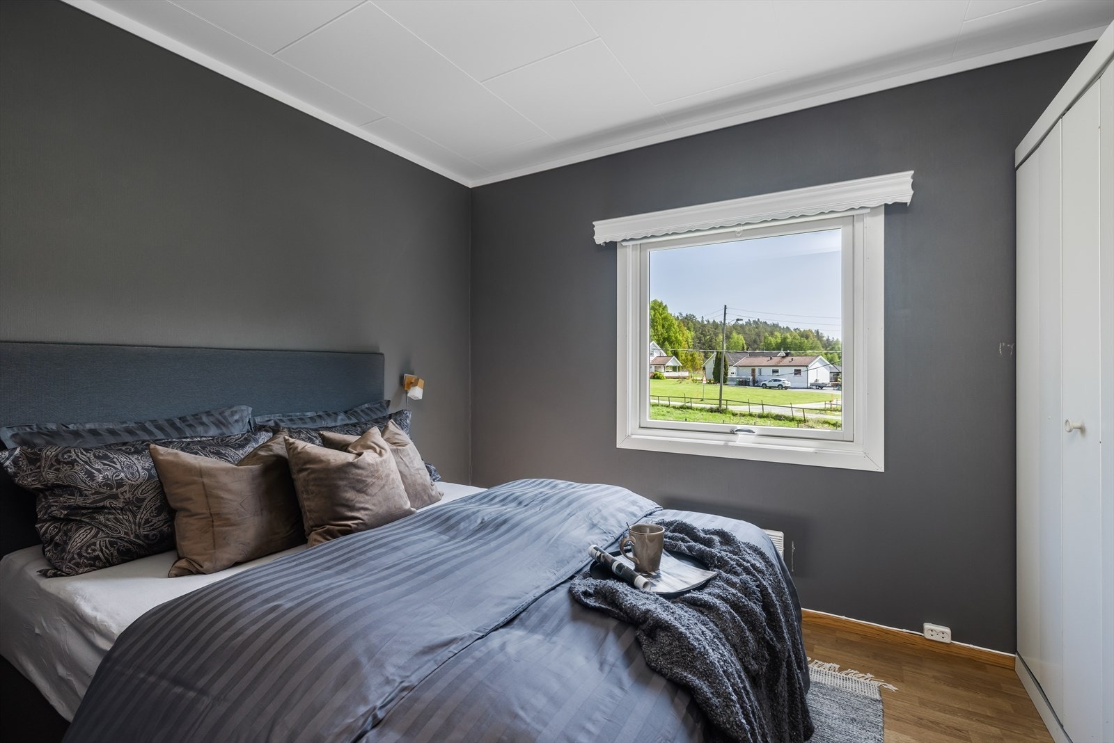 Hovedsoverommet har laminat på gulv, malt tapet på vegger og takessplater i tak. Galleribilde