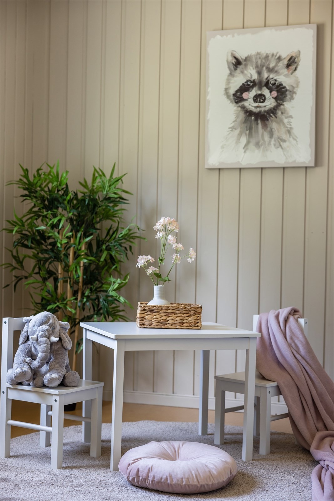 Soverom nr 2 har belegg på gulv, malt panel på vegger og takessplater i tak. Galleribilde