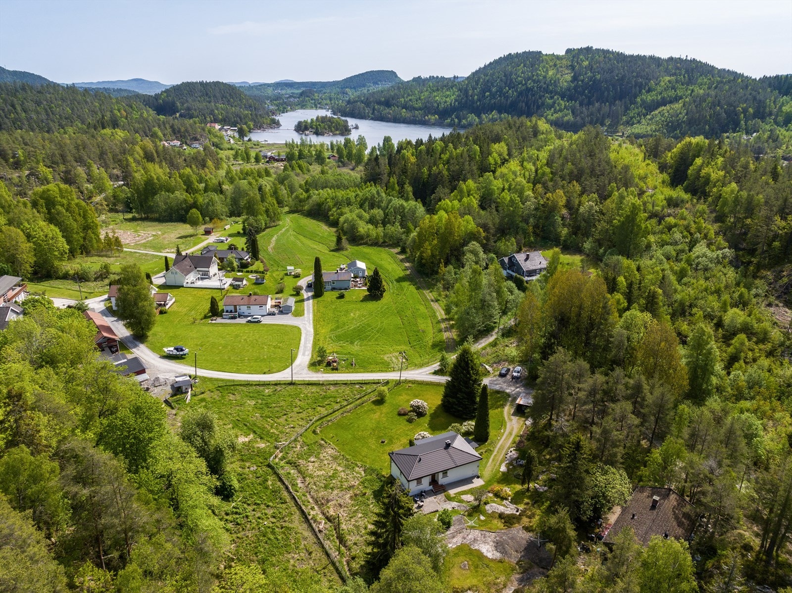 Ca 10 minutter å gå til skolebuss. På Skotfoss finner du skole, barnehage, nærbutikk og frisør. Det er også kort vei til idrettsbane, kunstgressbane m.m Galleribilde