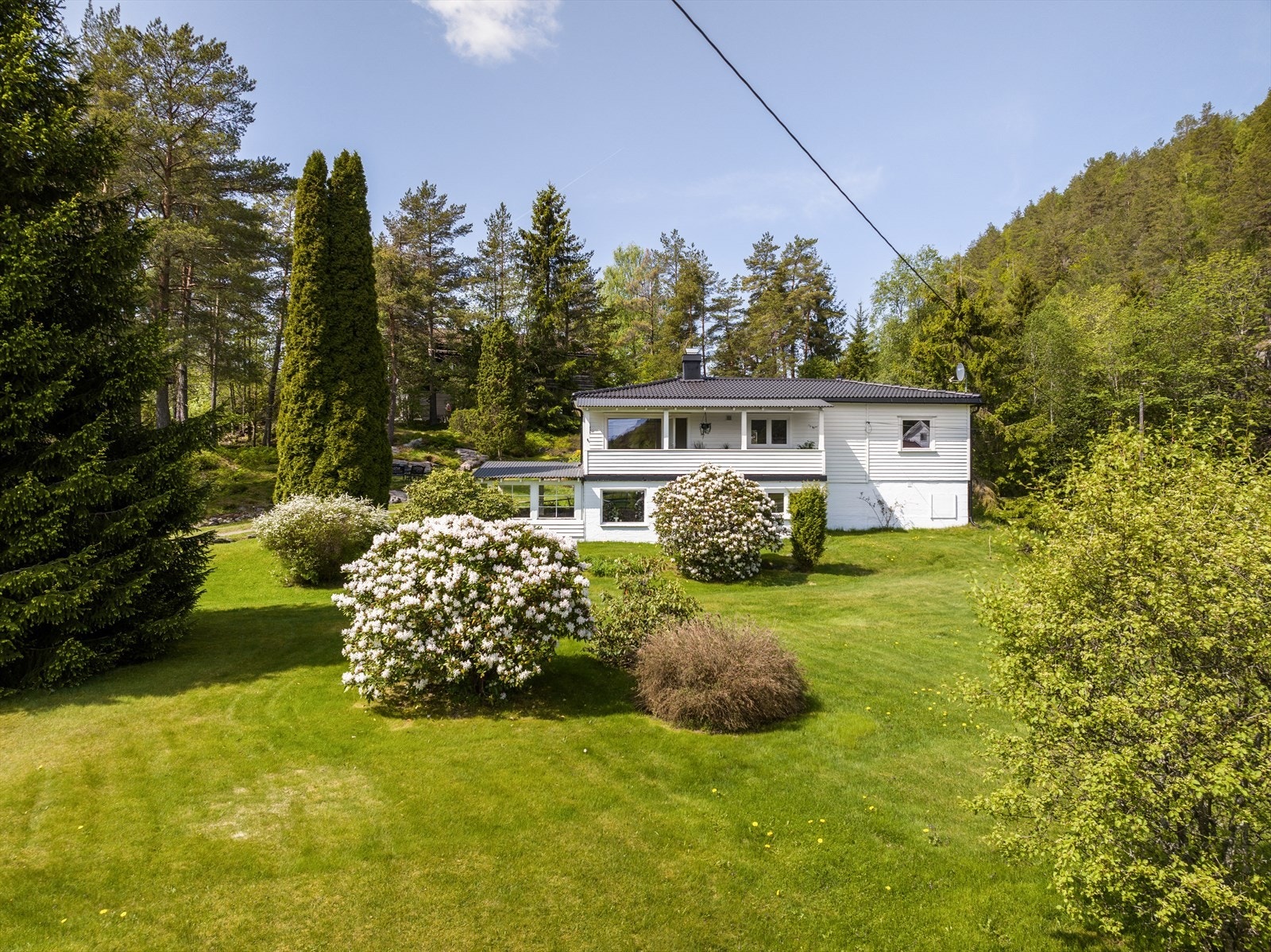 Stor, eiet tomt på ca 3050 m² som er pent opparbeidet med plen, bed og prydbusker, steinheller og belegningsstein. Galleribilde