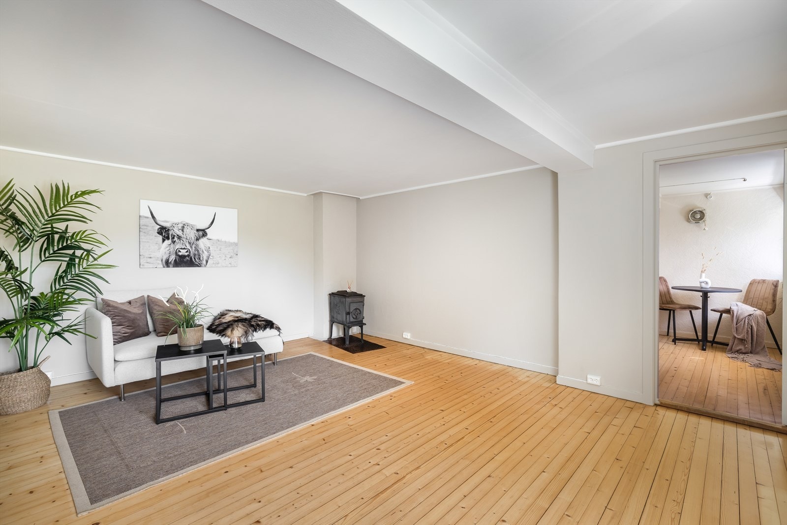 Stuen har lakket furugulv, malte strievegger og malt tak. Galleribilde