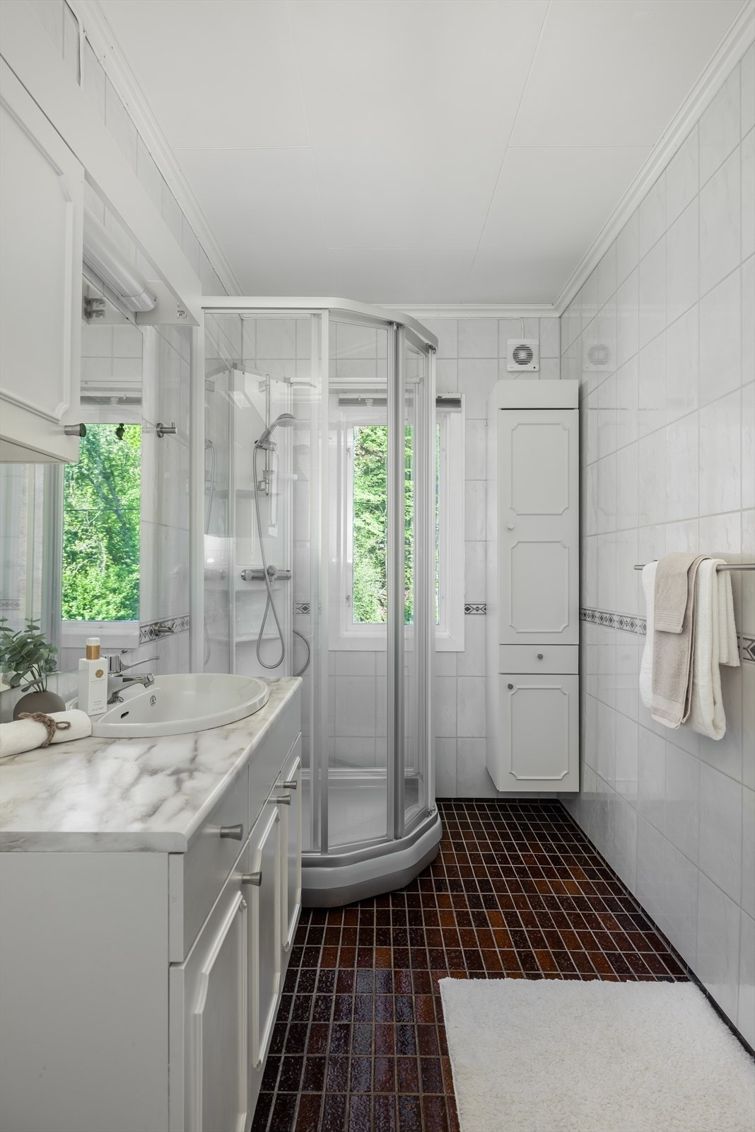 Badet har flis på gulv og gulvvarme, våtromsplater på vegger og takessplater i tak. Galleribilde