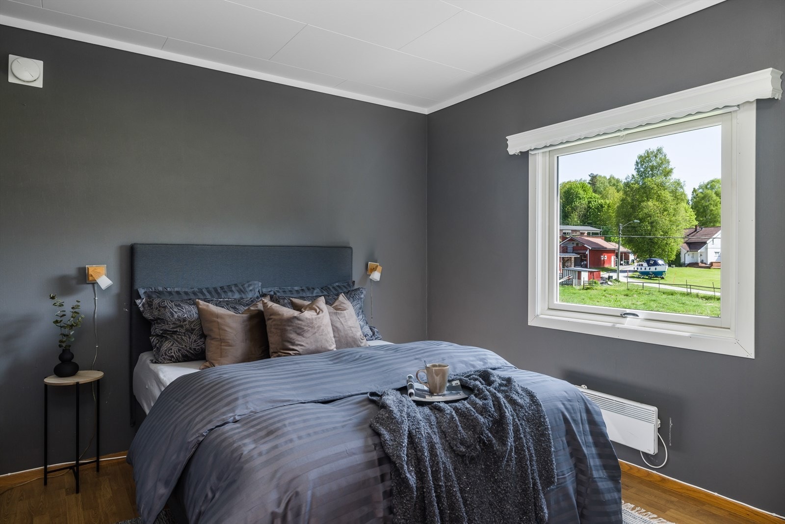 Boligen har to gode soverom, som begge har garderobeskap med plass til klesoppbevaring. Galleribilde