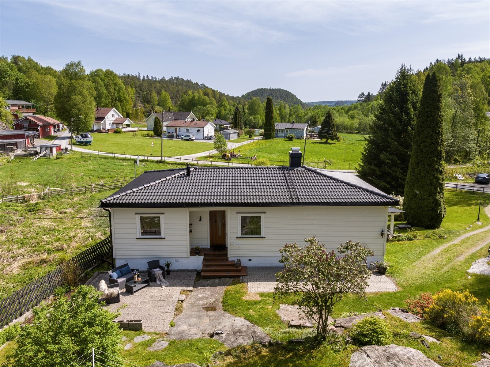Boligen ligger i naturskjønne omgivelser på Pollen/ Skotfoss på stedet "Solstad". Galleribilde