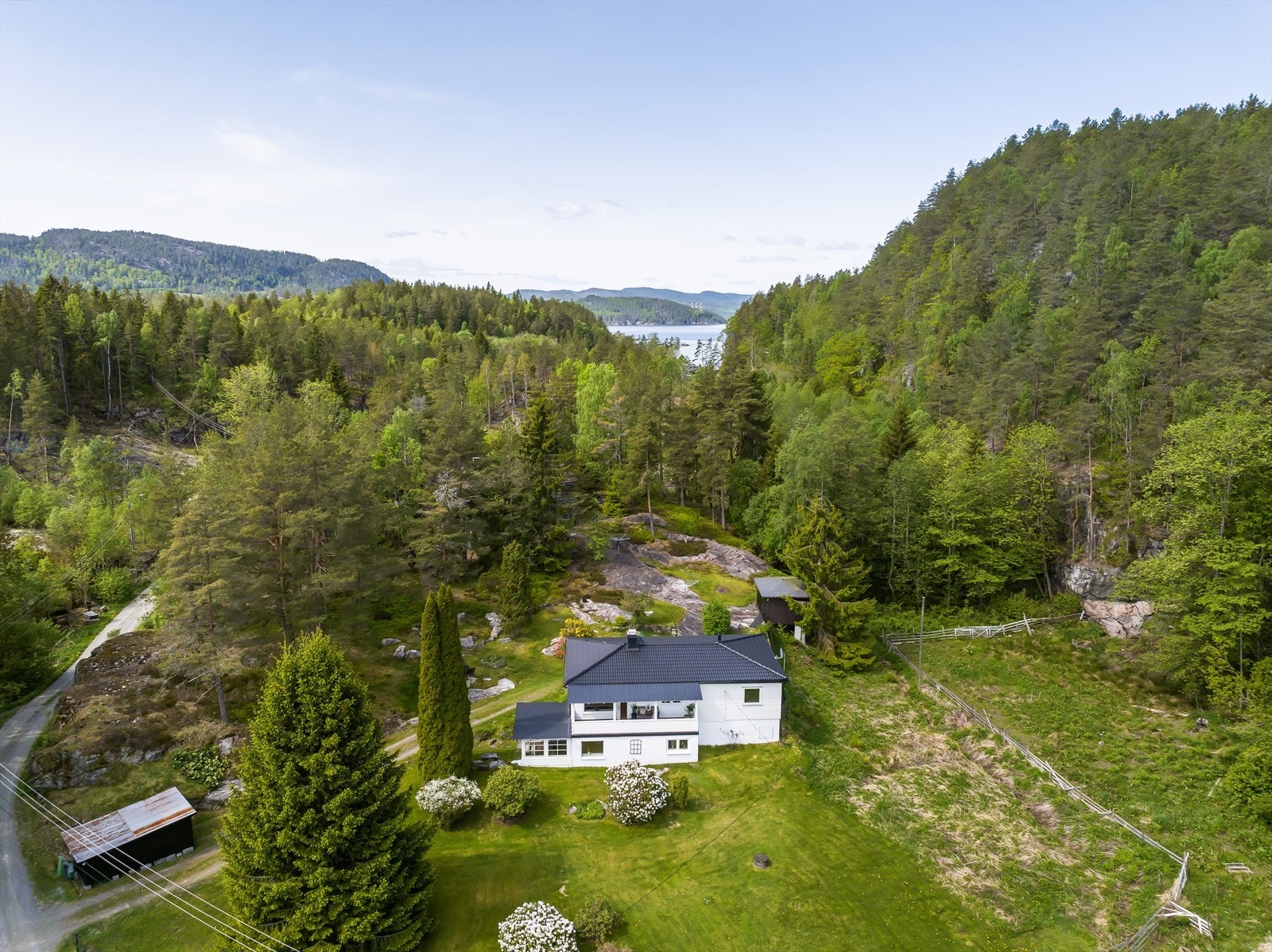 Velkommen til Skotfoss og Pollen, og denne romslige eneboligen med stor flott tomt. Galleribilde