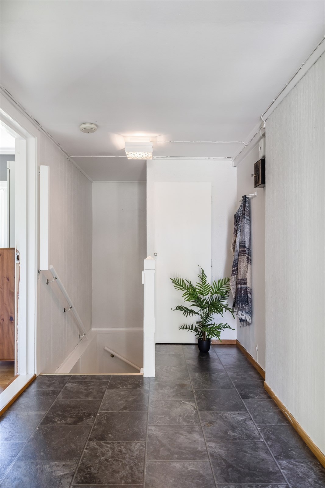 I gangen er det garderobe for klesoppbevaring og trapp ned til underetasjen. Galleribilde
