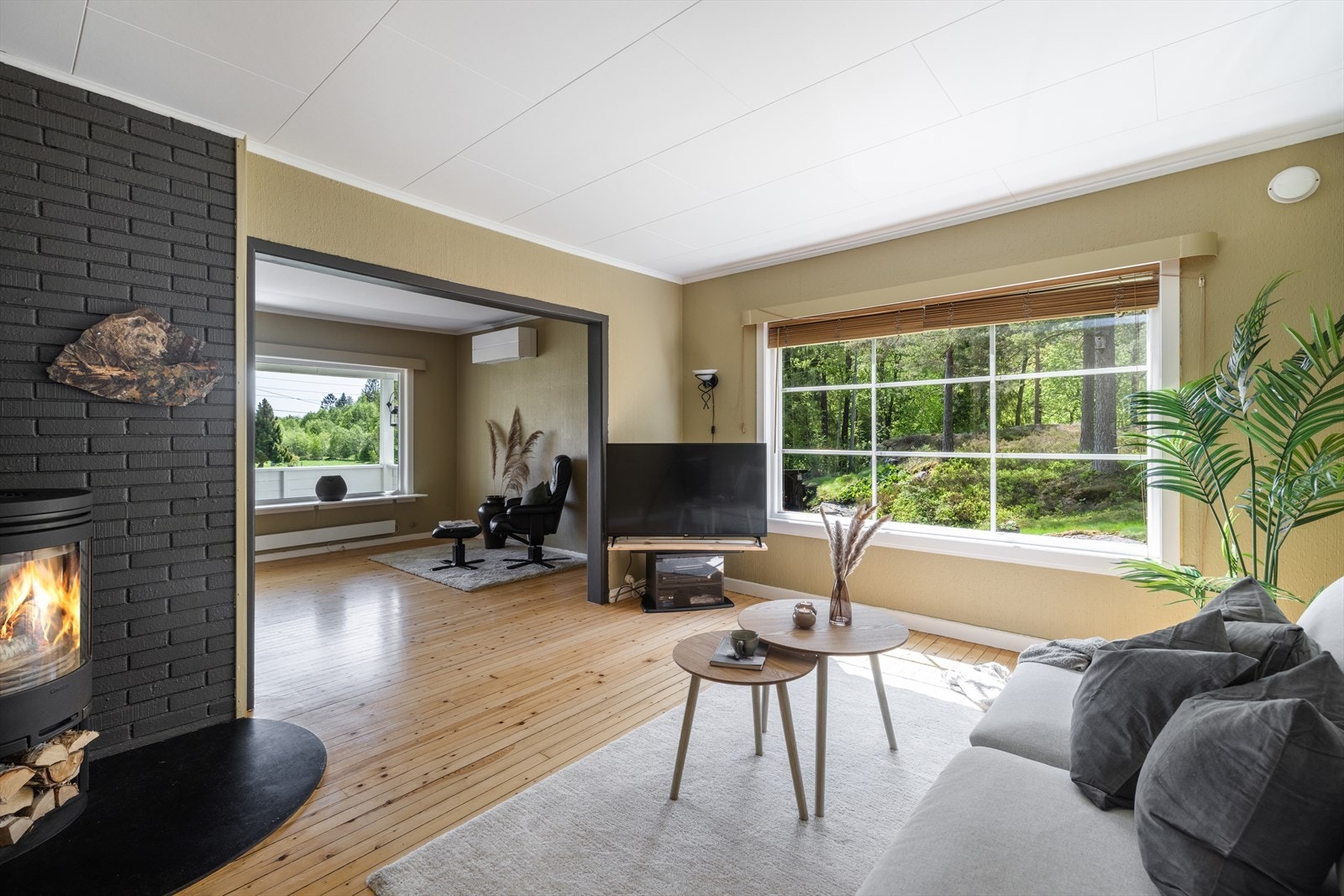 Pen og romslig 2-delt stue med plass til både sofagruppe og spisestue. Galleribilde