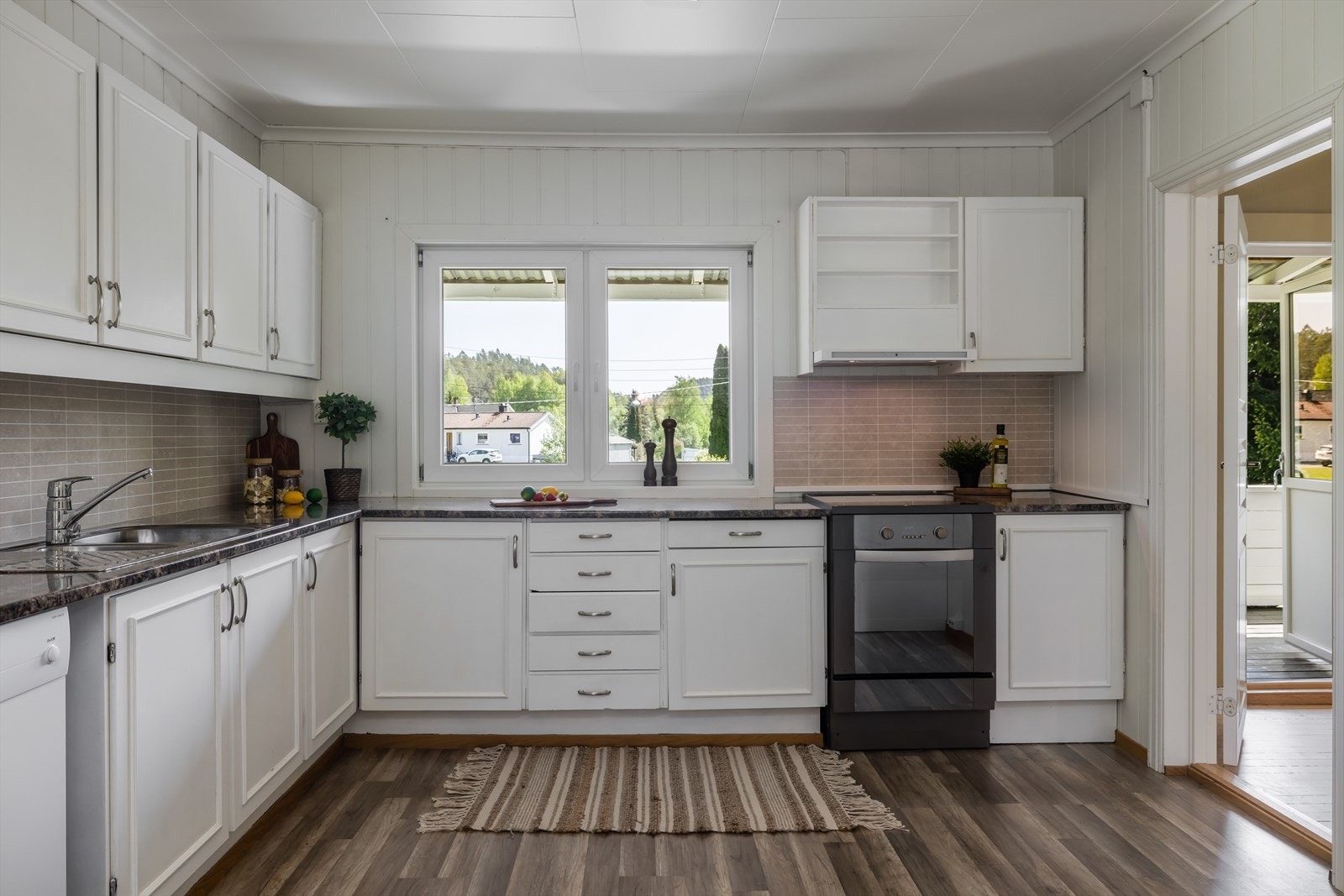 Det er ventilator over stekesonen med avtrekk ut. Galleribilde