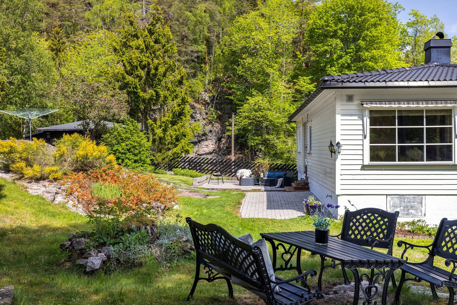 Hagen er meget pent opparbeidet med busker og stauder. Galleribilde