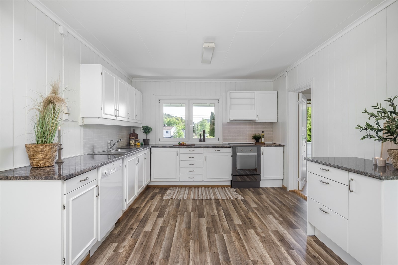 Kjøkken har profilert innredning og laminert benkeplate med Kitchen Board plater over. Galleribilde