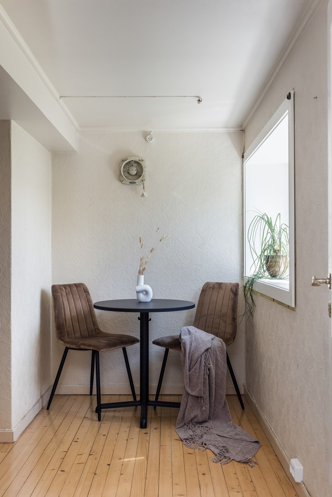 Det er lakket furugulv, malt tapet på vegger og malt tak. Galleribilde