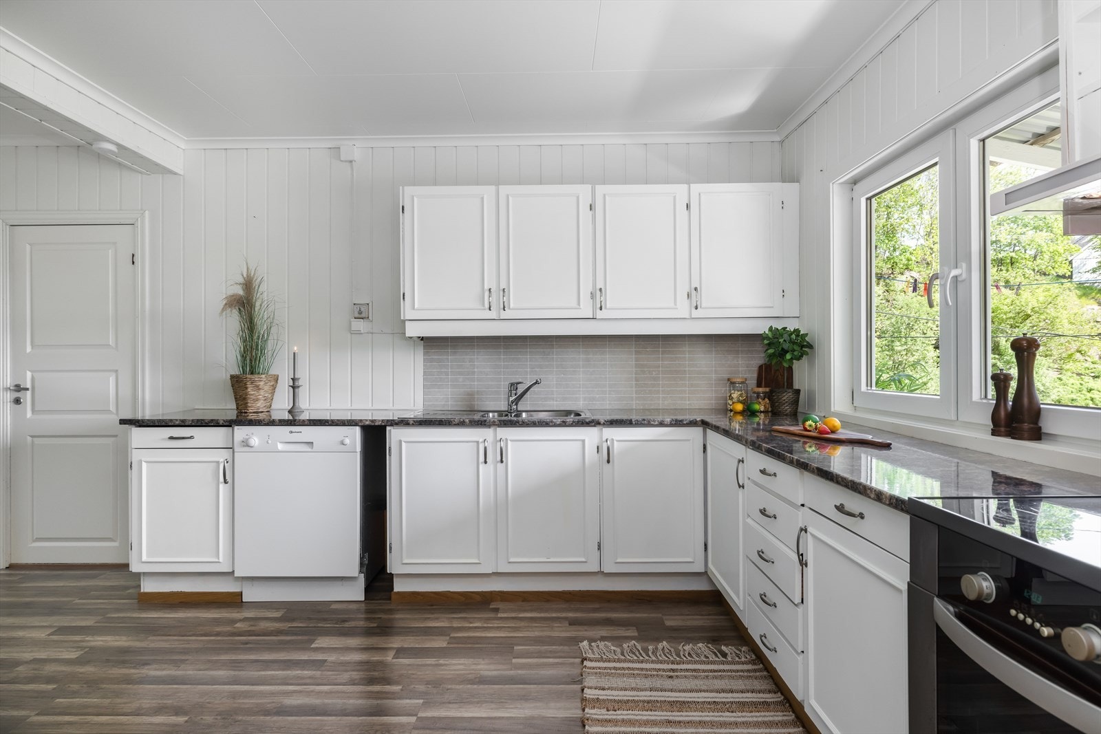 Kjøkkenet har laminat på gulv, MDF Smartpanel på vegger og takessplater/malt tak med luke til kaldtloft. Galleribilde